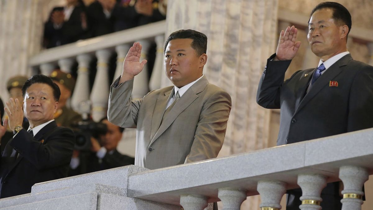 KLDR oslavila výročí vzniku, pohublý Kim sledoval přehlídku vojáků a zdravotníků